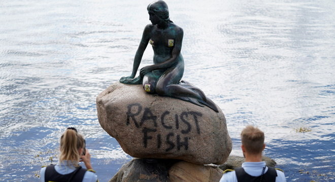 Estátua em homenagem à história foi rabiscada com as palavras