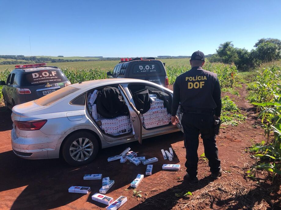 Durante o acompanhamento tático, o veículo Virtus foi abandonado pelo condutor, que fugiu para uma plantação de milho e não foi localizado