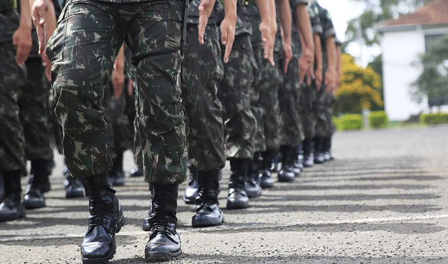 O pagamento de adicionais que elevam o salário de militares está no centro de uma insatisfação não debelada na base das Forças Armadas