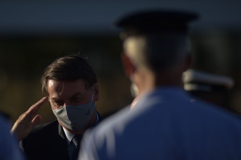 Presidente Jair Bolsonaro negocia com militares de baixa patente