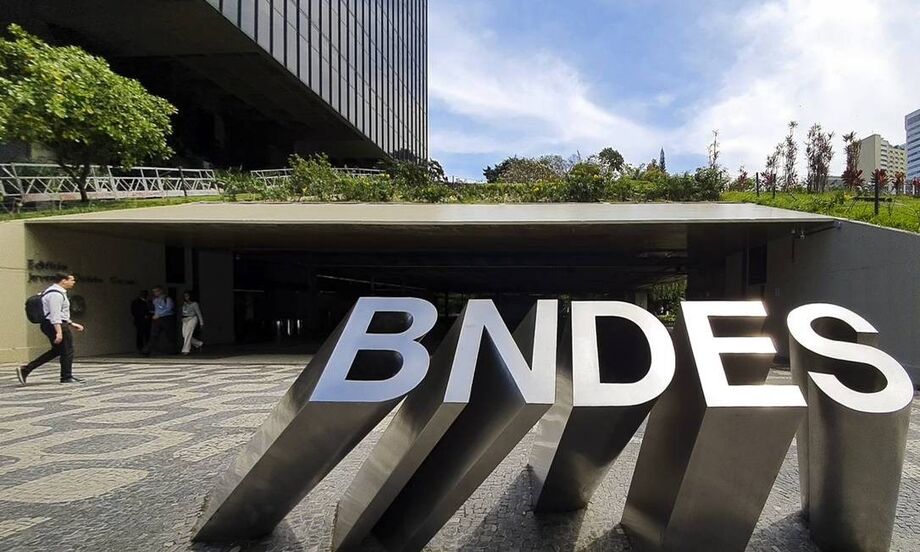O Banco Nacional de Desenvolvimento Econômico (BNDES) anunciou na manhã deste sábado, 4, a prorrogação da linha BNDES Crédito Pequenas Empresas até 31 de dezembro, com orçamento ampliado em mais R$ 5 bilhões