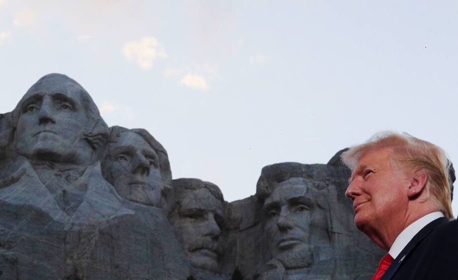 Trump discursou no local onde estão esculpidos os rostos de quatro de seus antecessores: George Washington, Thomas Jefferson, Theodore Roosevelt e Abraham Lincoln