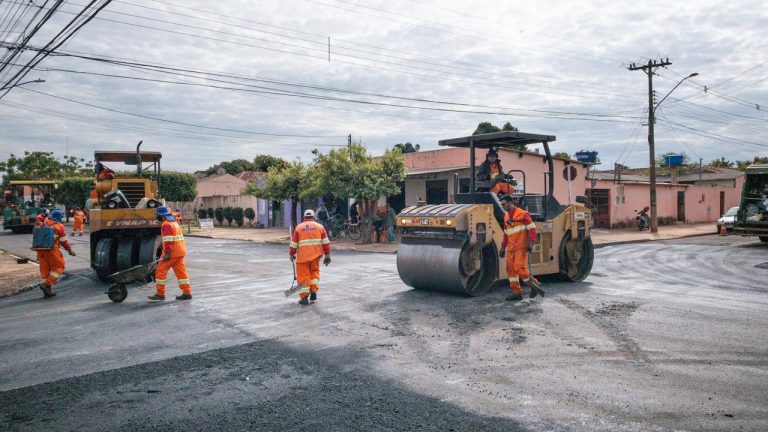 Com o serviço executado neste sábado (04), os últimos 900 metros da Rua Francisco dos Anjos está com pavimento novo que cobriu o asfalto antigo feito há mais de 20 anos que estava todo remendado por sucessivos tapa-buraco