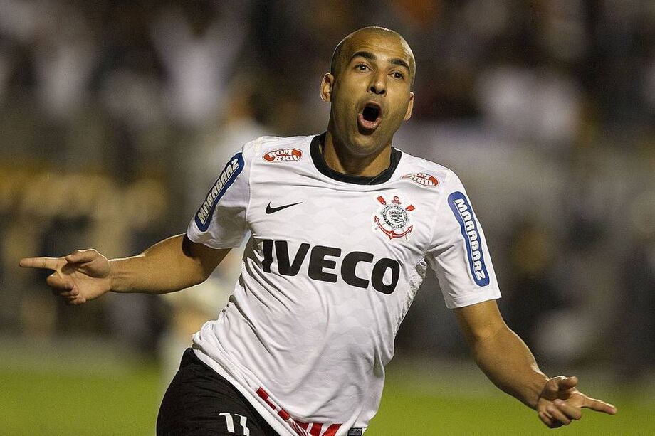 Emerson Sheik comemorando gol no jogo contra o Boca Juniors no Pacaembu