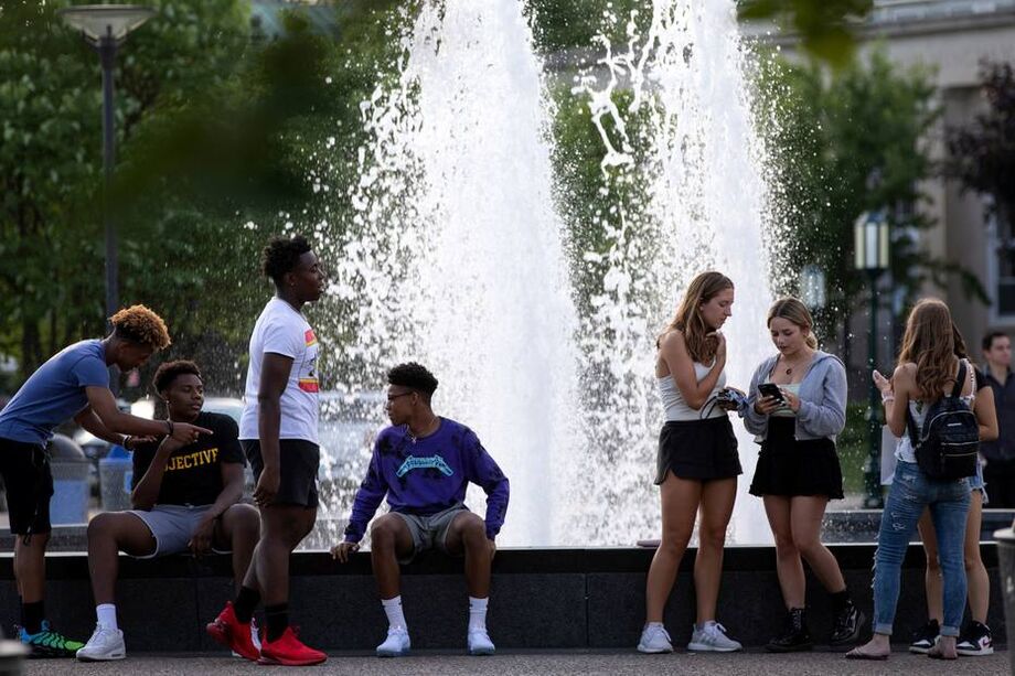 Jovens se reúnem em parque de Birmingham, Michigan, apesar de pandemia de coronavírus