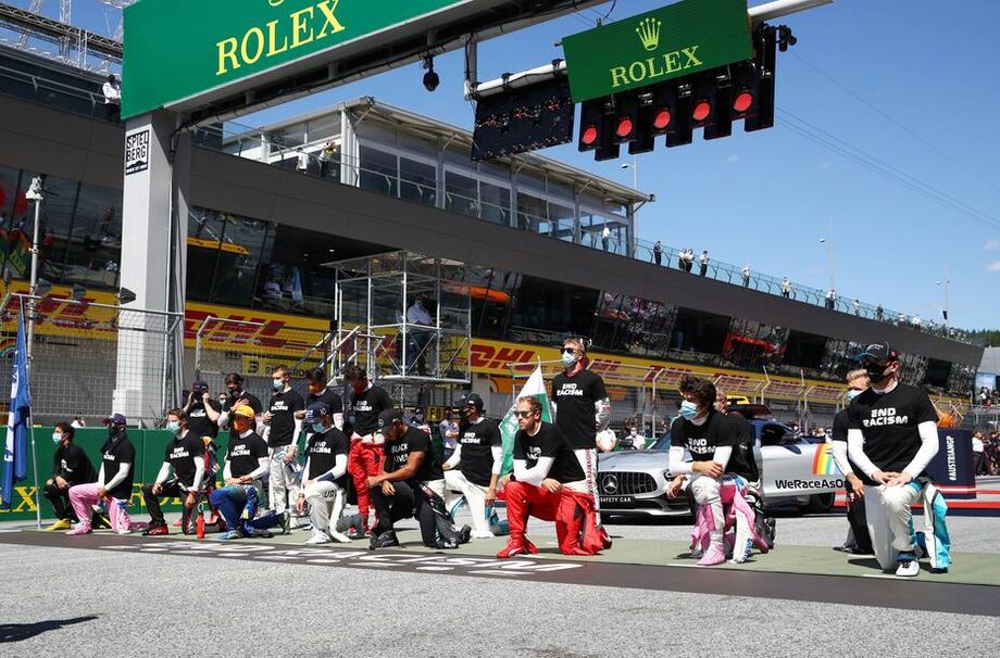 Pilotos se ajoelham em protesto contra o racismo antes do GP da Áustria.