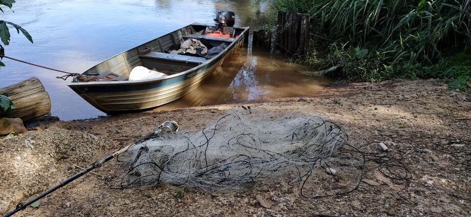 Os Policiais conseguiram resgatar a saca e encontraram uma rede de pesca (petrecho proibido), com 35 metros e malha de 20 centímetros, que o infrator estava aramando no rio.