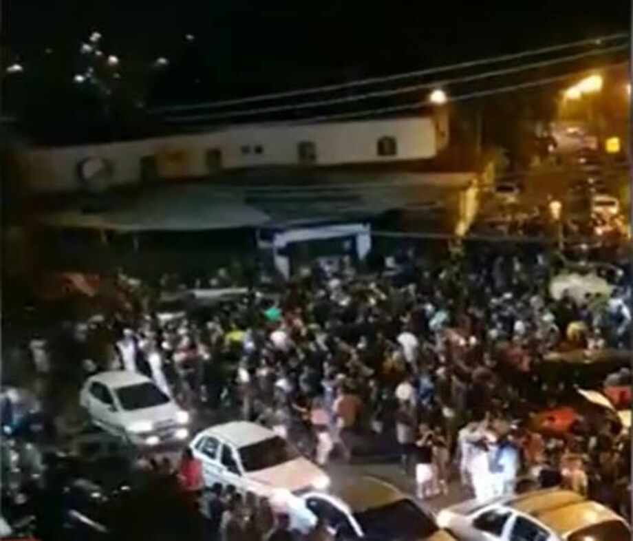 Imagens obtidas pelo G1 mostram aglomeração em rua do Rio