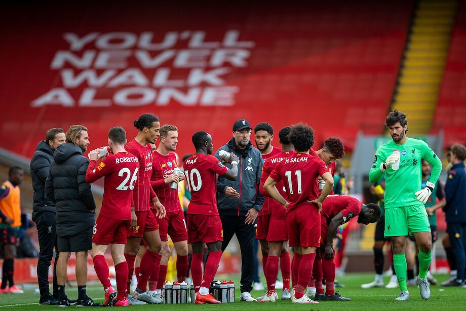 Após ter a faixa carimbada pelo Manchester City na rodada passada ao levar 4 a 0, o Liverpool jogou em Anfield Road pela primeira vez desde que confirmou a conquista do título inglês e voltou a triunfar