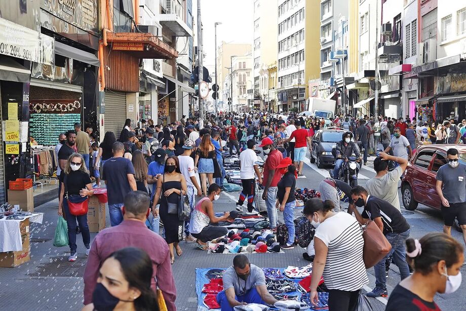 Mesmo com alto número de casos ainda na cidade, Rua 25 de Março ficou cheia após a reabertura