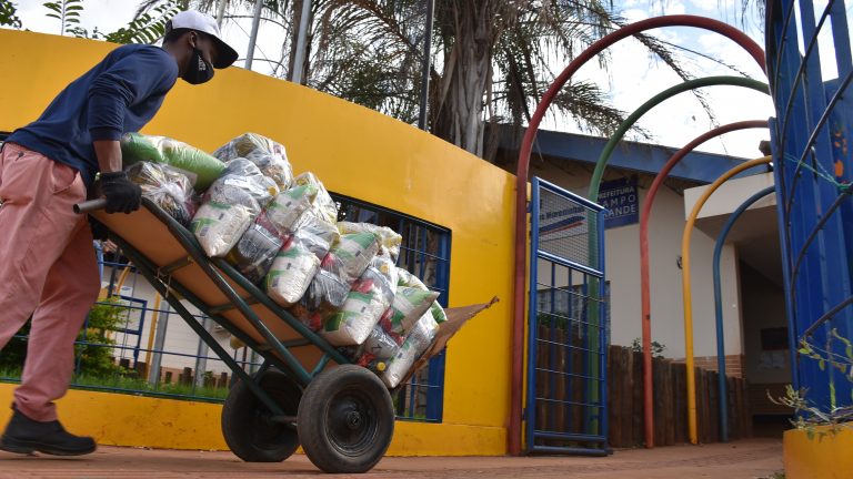O kit tem 5 quilos de arroz, 1 quilo de feijão, 500 gramas de macarrão, 1 quilo de leite em pó, 900 ml de óleo, 400 gramas de biscoito e 340 gramas de extrato de tomate.