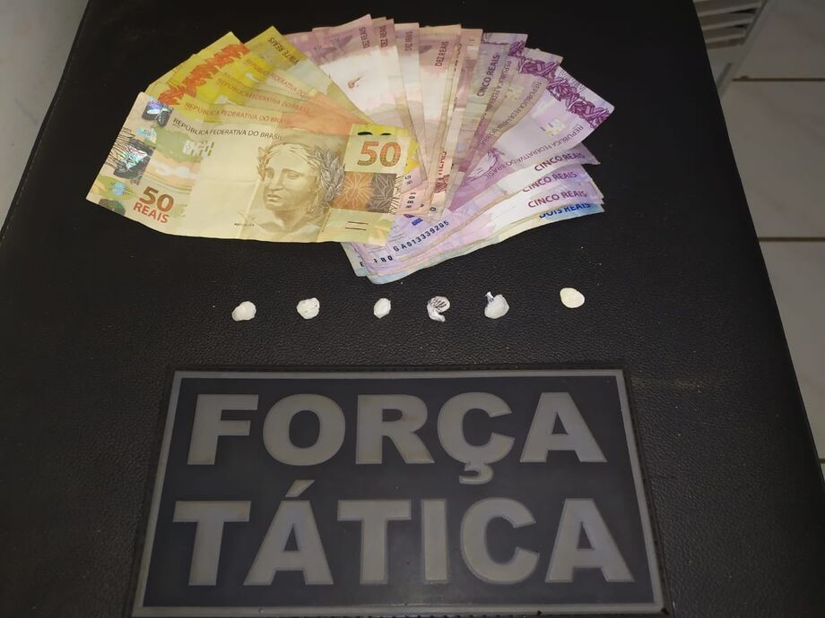 O dinheiro e a droga aprendido pela polícia