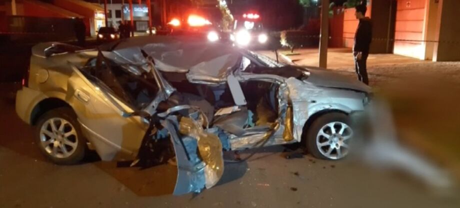 O carro saiu de forma desgovernada da rotatória que cruza a avenida e subiu no canteiro, ocasionando o acidente