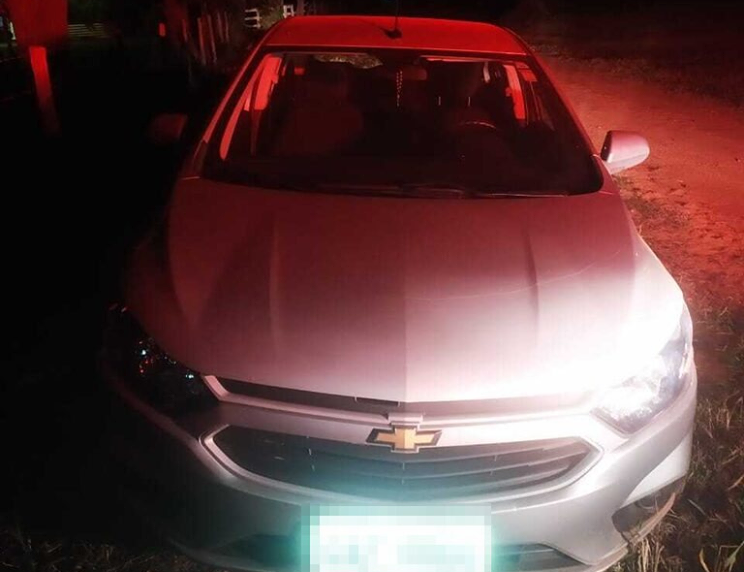 Policiais militares do 13º Batalhão de Polícia Militar recuperaram, na noite desse domingo (05), um carro que havia sido furtado em Paranaíba