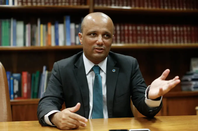 Apesar de criticado pelos parlamentares, Vitor Hugo se mostra na Câmara um homem de confiança do governo e cumpridor de tarefas.