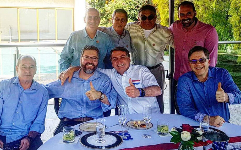 Presidente foi ao almoço acompanhado de ministros e seu filho e deputado federal Eduardo Bolsonaro