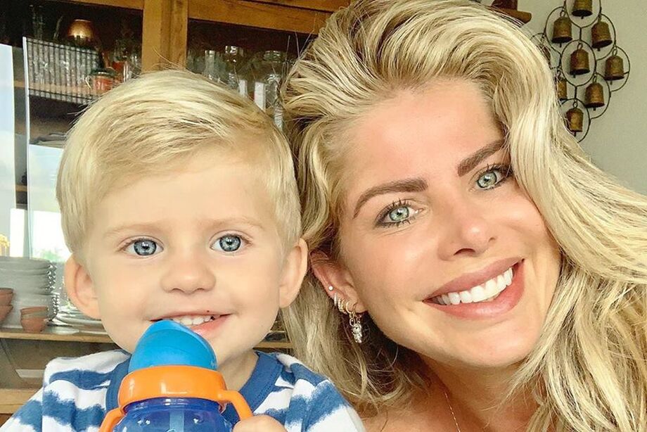 A atriz Karina Bacchi e seu filho
