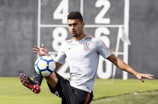 Léo Santos renovou recentemente o seu contrato com o Corinthians até o fim de 2023