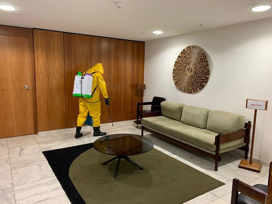 Gabinete do presidente Jair Bolsonaro no Palácio do Planalto é higienizado