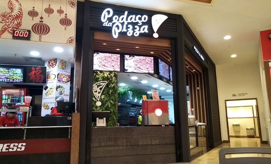 No Pedaço da Pizza, a compra de uma pizza grande faz com que o cliente grande duas mini-pizzas de brigadeiro ou, se ele preferir uma pizza broto, ganha uma mini-pizza de brigadeiro