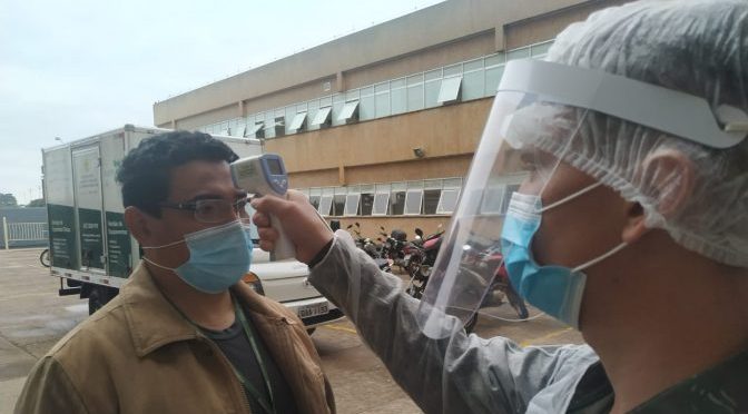 Onze combatentes do Exército para procedimentos de controle de fluxo e aferição de temperatura, nas principais portas de entrada da unidade hospitalar