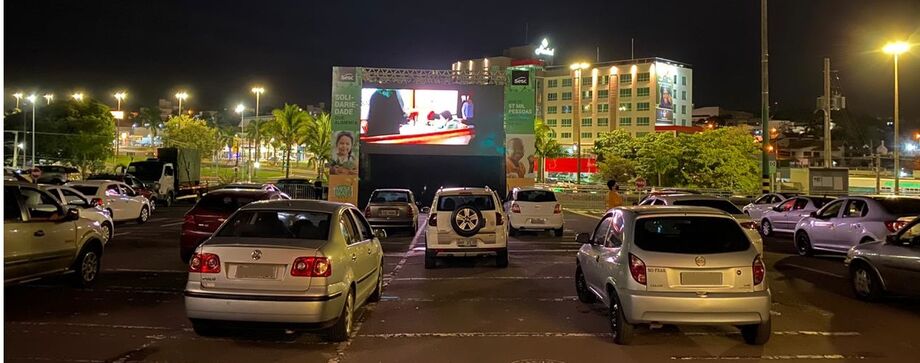 Com limite máximo de 55 carros por sessão, o espaço é organizado de forma a garantir o distanciamento entre os veículos.