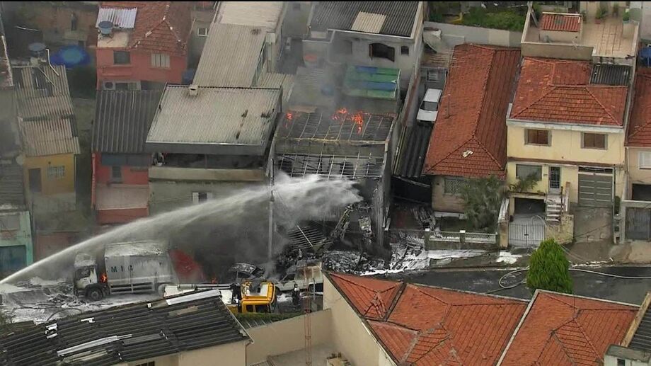 Um avião de pequeno porte caiu no final da tarde desta quarta-feira, 8