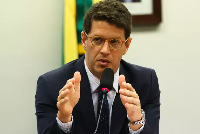 O MPF acusa Salles de improbidade administrativa em uma série de atos, omissões e discursos.