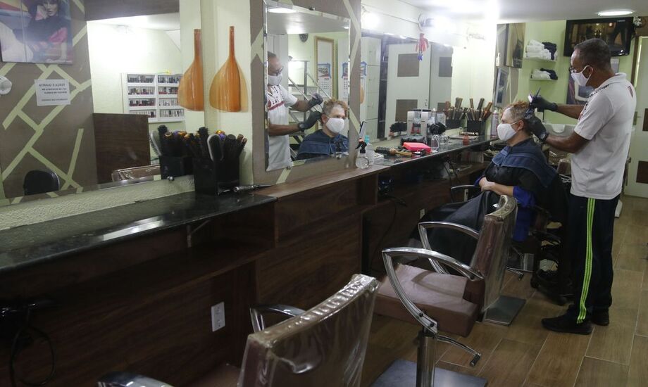 Serviços de entrega em domicílio, pronta entrega em veículos e retirada de produtos no local, desde que sem a abertura do estabelecimento para atendimento ao público em suas dependências estão liberados.