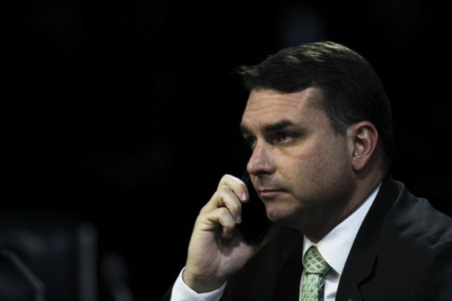 Em nota para comentar a ação do Facebook, o senador Flávio Bolsonaro (Republicanos-RJ) afirmou que julgamentos que não permitem o contraditório