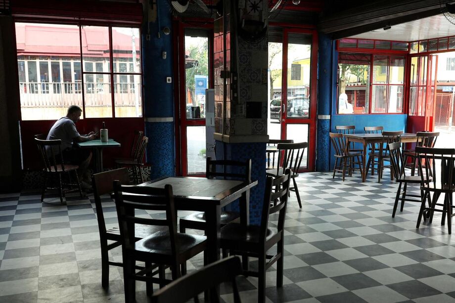 Os bares e restaurantes que reabriram desde segunda-feira tiveram movimento muito fraco, segundo a Abrasel.