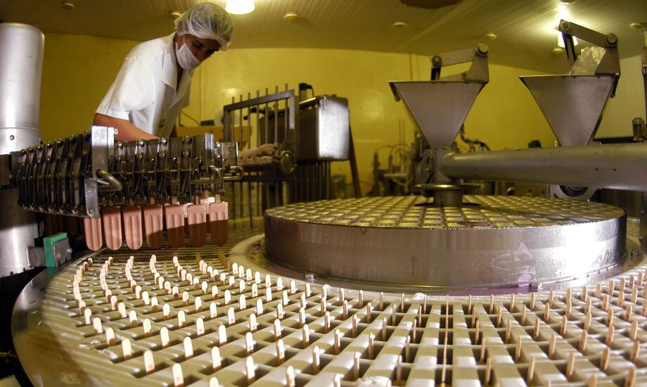 O indicador acompanha a produção industrial interna que não é exportada e as importações de bens industriais no país.