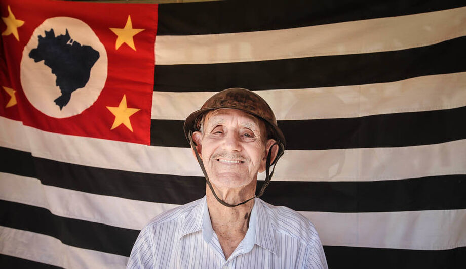 A esquadrilha desapareceu no horizonte.