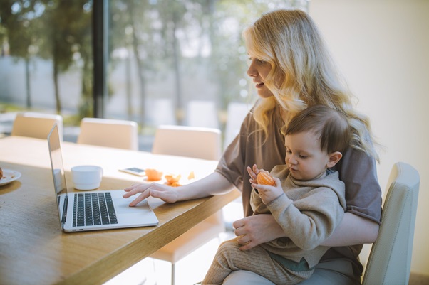 Pais enfrentam desafios de ficar com bebês 24 horas enquanto fazem home office