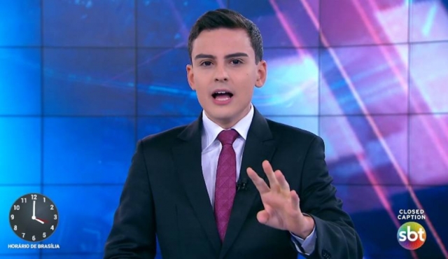Apresentador Dudu Camargo durante o 'Primeiro Impacto', do SBT