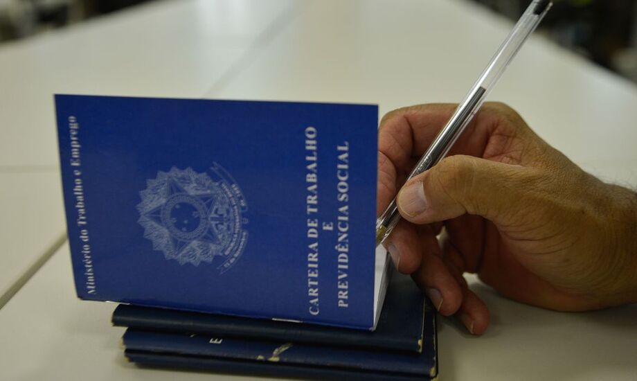 As desestatizações e a realização de programas de desligamento voluntário enxugaram o quadro de pessoal das estatais federais em 3,7% no ano passado, divulgou hoje (9) o Ministério da Economia