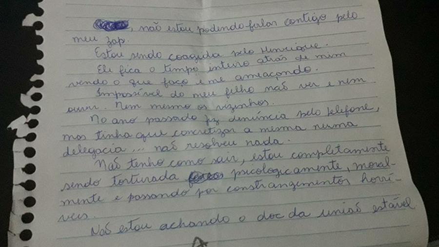 A mãe permanecia calada, cabisbaixa, num canto da casa