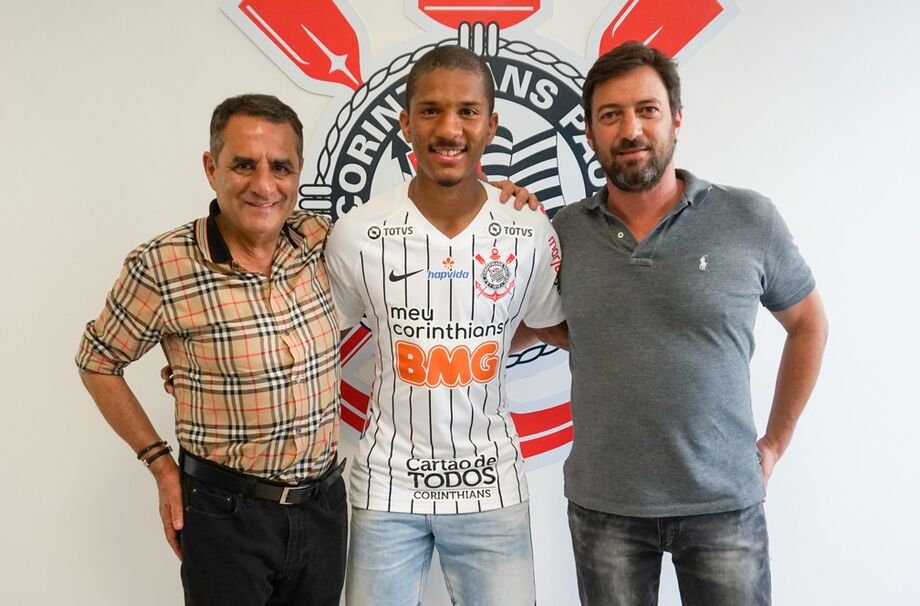 Jorge Kalil, à esquerda, junto com uma de suas contratações, o atacante Davó, no centro, e Duílio