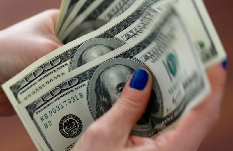 Às 9h40, o dólar à vista subia 0,97%, a R$ 5,3902