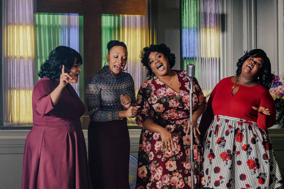 As irmãs eram controladas com rigor pela mãe, Mattie Moss Clark (Aunjanue Ellis), uma pioneira da música gospel e diretora de coral.