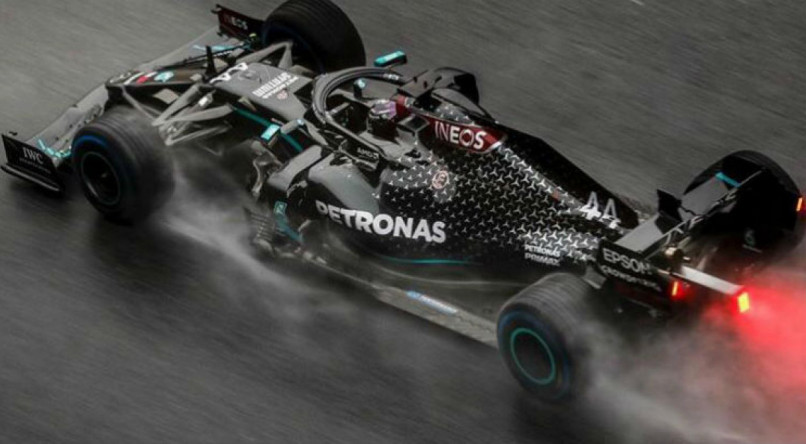 O hexacampeão Lewis Hamilton brilhou na pista molhada