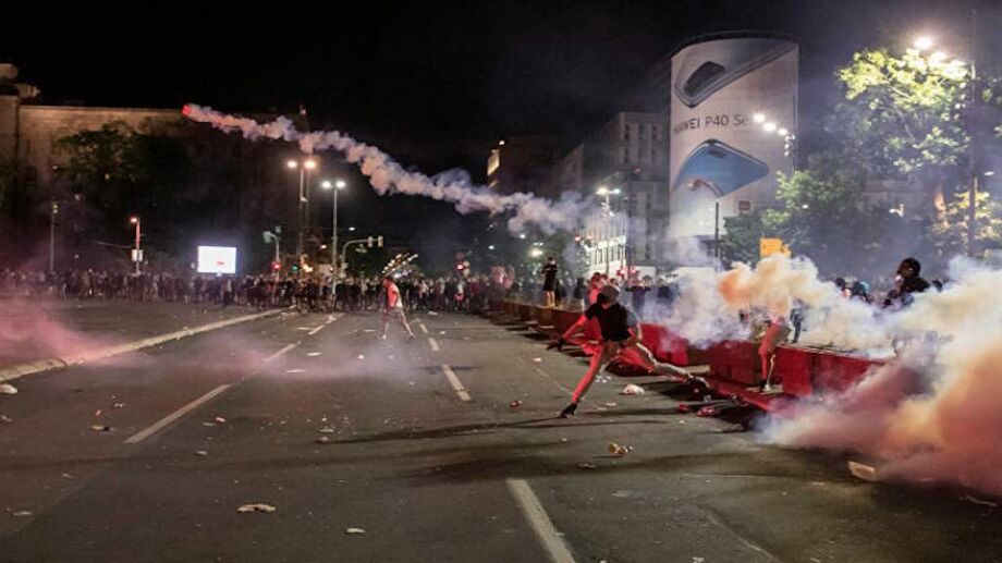 A polícia sérvia deteve 71 pessoas após confrontos durante a quarta noite de protestos contra o governo do presidente da Sérvia, Aleksandar Vucic