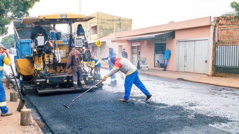 Iniciadas no último dia 7 de junho, com 30 dias corridos de serviço, as frentes de recapeamento lançadas mês passado pela Prefeitura já chegaram em 9 ruas, somando 12 quilômetros de recapeamento em 5 das sete regiões urbanas da cidade