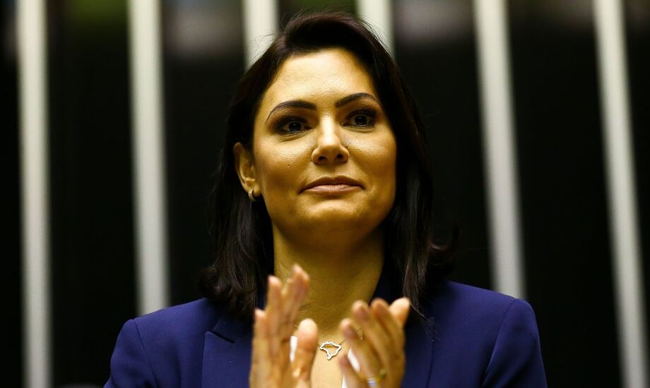 A primeira-dama Michelle Bolsonaro afirmou neste sábado (11), por meio de sua conta no Instagram, que ela e suas duas filhas testaram negativo nos exames para covid-19