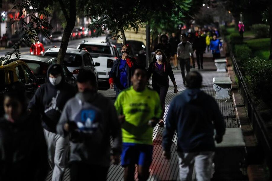 Na quinta-feira, feriado do Dia da Independência, muitos argentinos saíram às ruas das principais cidades do país em marchas e carreatas para protestar contra a volta do confinamento.