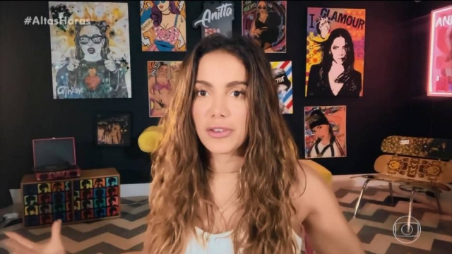 Anita em uma entrevista via chamada de vídeo