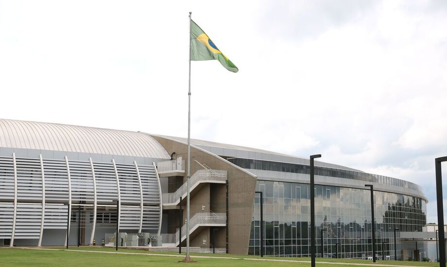 O Sirius, nome da nova fonte de luz síncrotron brasileira, do Centro Nacional de Pesquisa em Energia e Materiais (CNPEM), em Campinas (SP), realizou os primeiros experimentos em uma de suas linhas de luz nesta semana