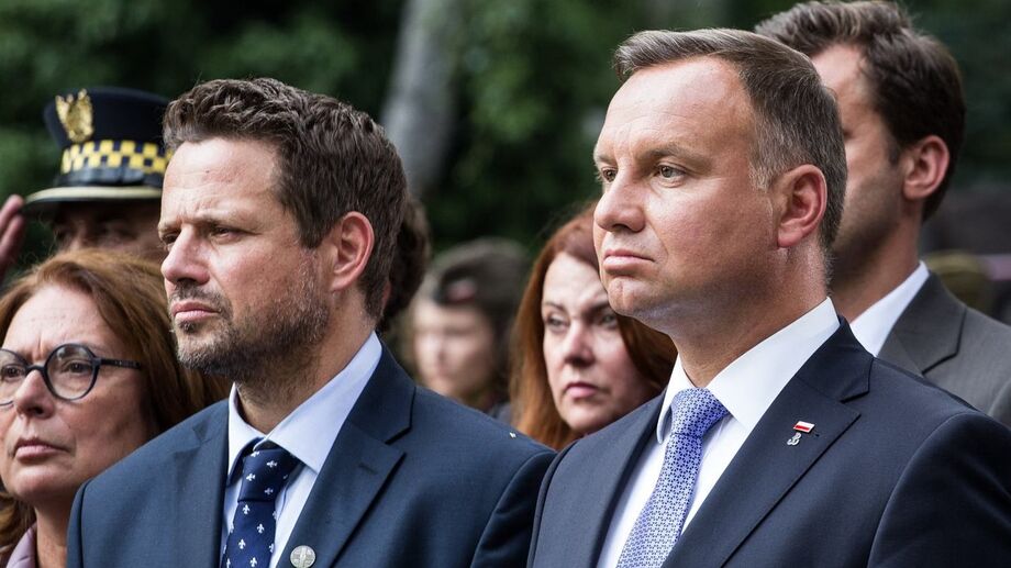 Rafal Trzaskowski, à direita, e seu concorrente, e eleito, Andrzej Duda