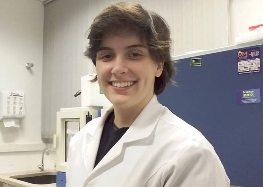 Beneficiária. Glaucia ajuda a fazer diagnóstico de covid-19 de amostras colhidas no SUS