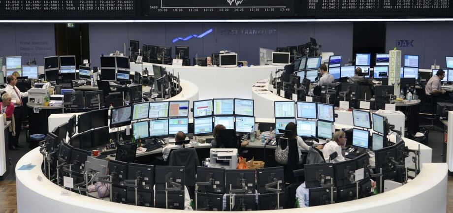 As bolsas europeias fecharam com ganhos, nesta segunda-feira, impulsionadas por relatos de avanços na busca por uma vacina para a covid-19